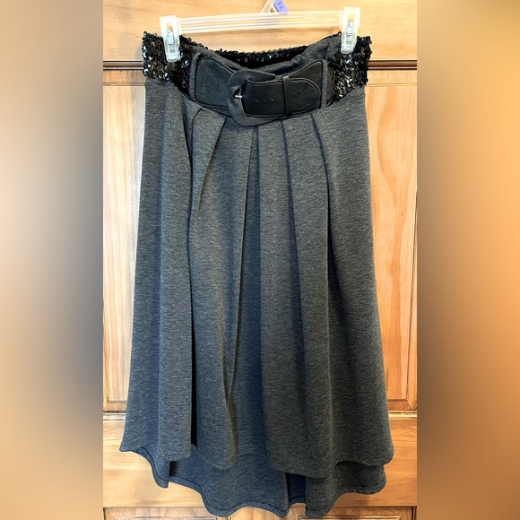 EllumiNation gray high low knit pleated skirt with sequence belt Size M - Picture 1 of 5